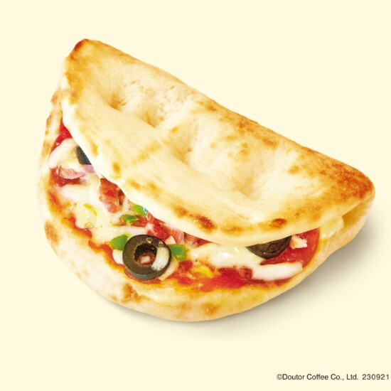 カルツォーネ　2種のチーズ🧀とトマト🍅